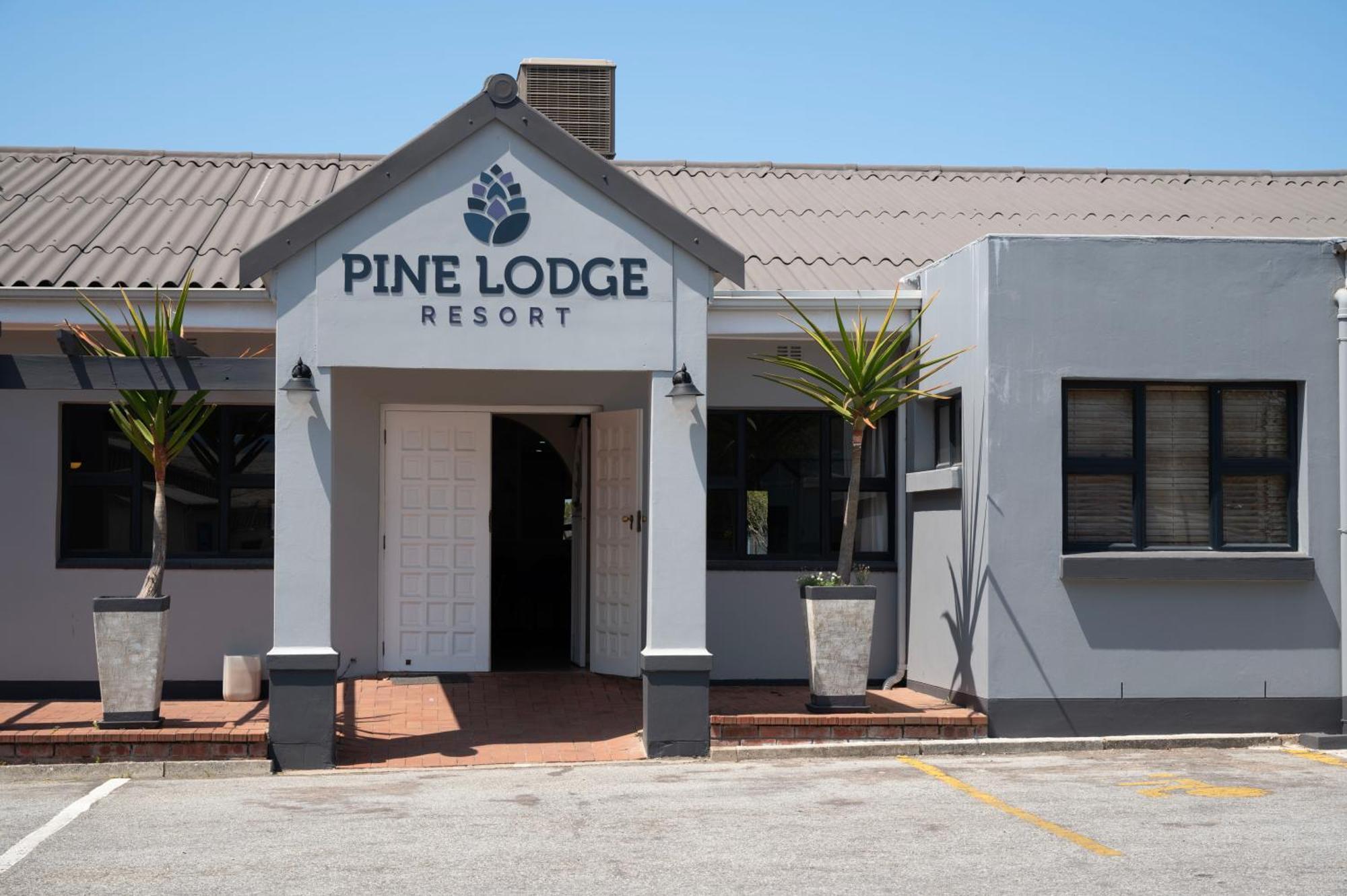 Pine Lodge George Buitenkant foto