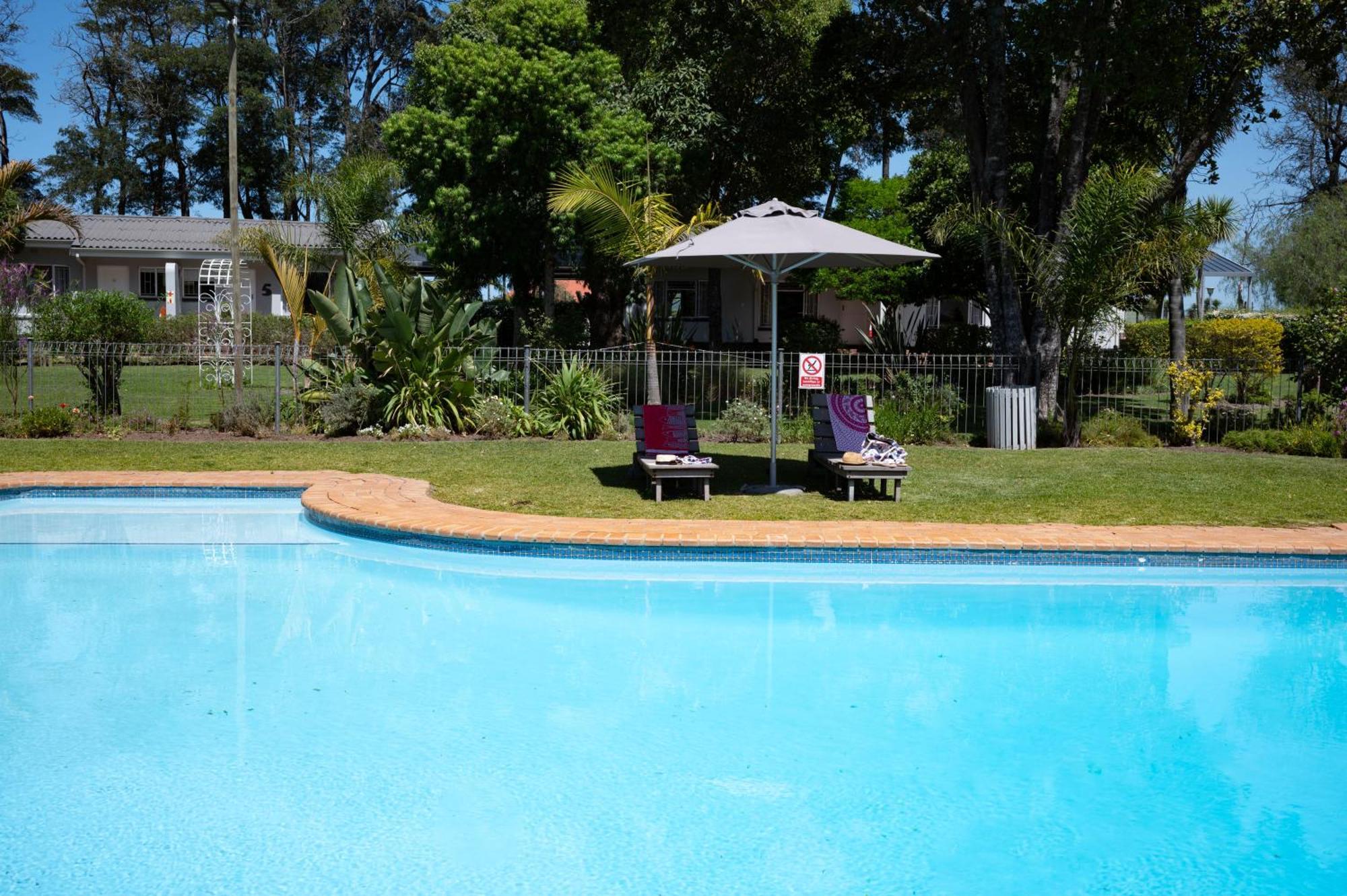 Pine Lodge George Buitenkant foto